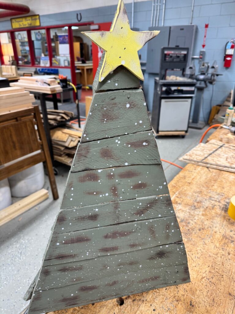students make pallet christmas trees