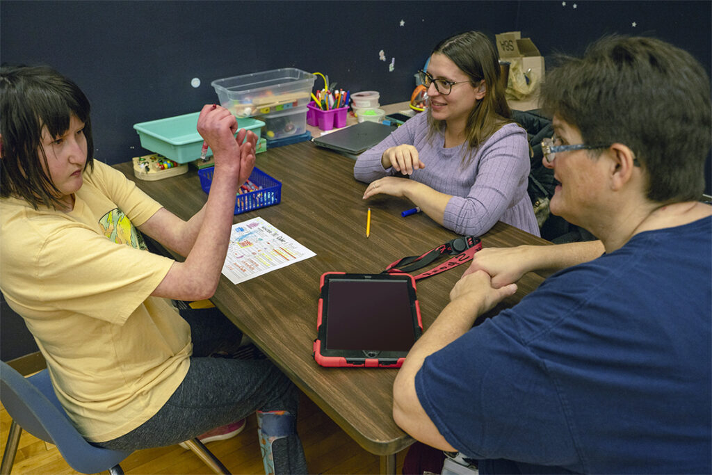 student communicates with teachers using sign language